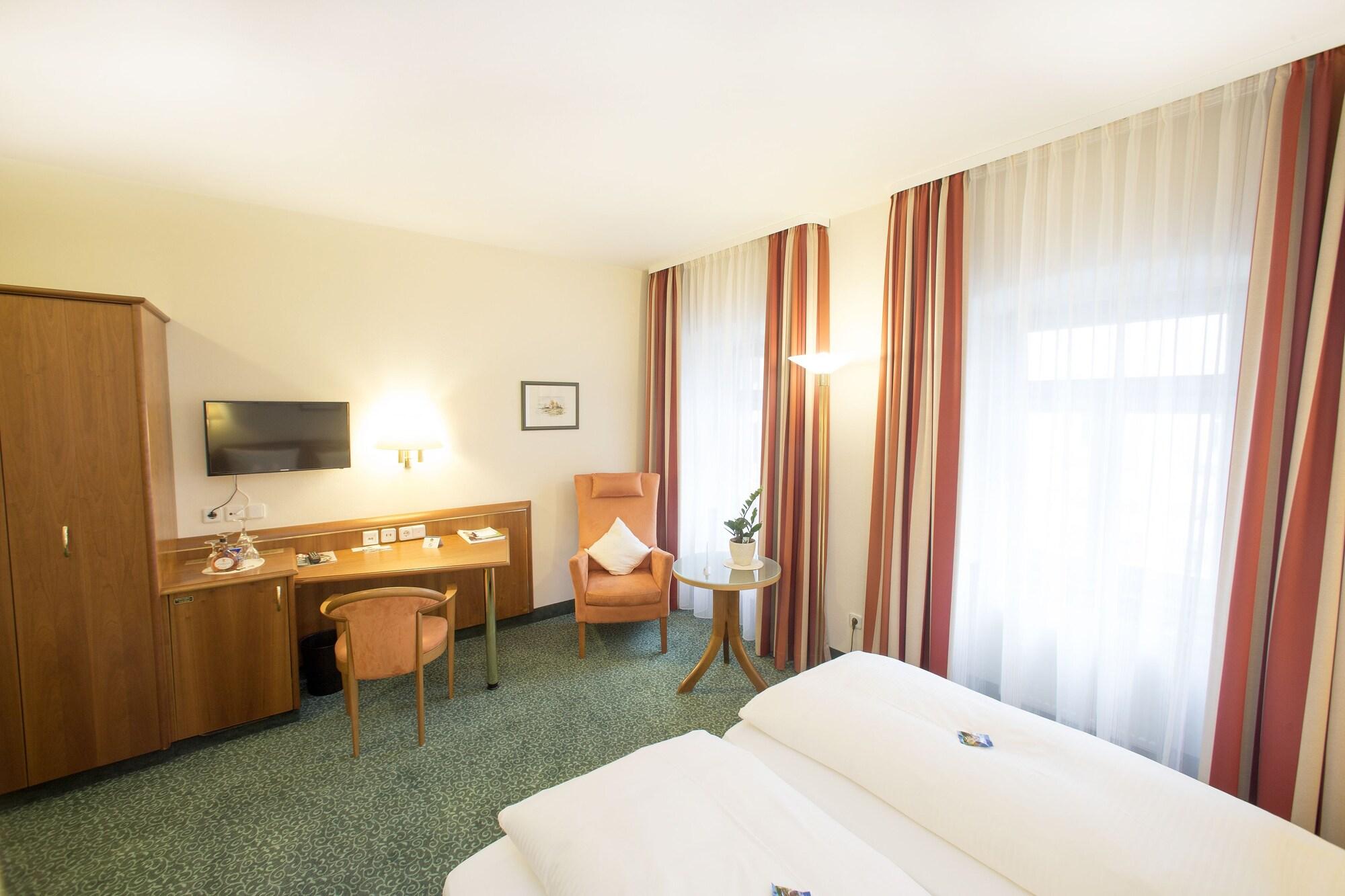 Hotel Weisses Lamm ไฟท์ชืนไฮม์ ภายนอก รูปภาพ