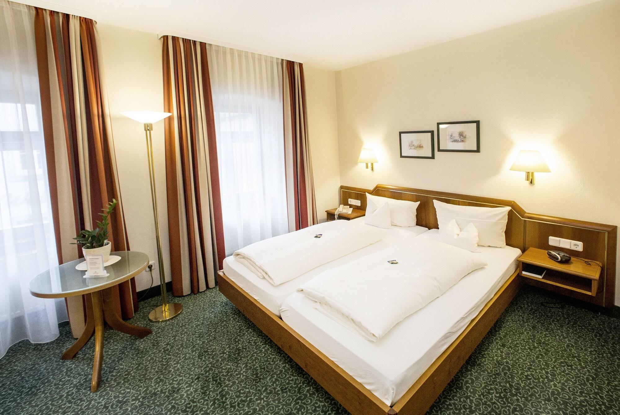 Hotel Weisses Lamm ไฟท์ชืนไฮม์ ภายนอก รูปภาพ