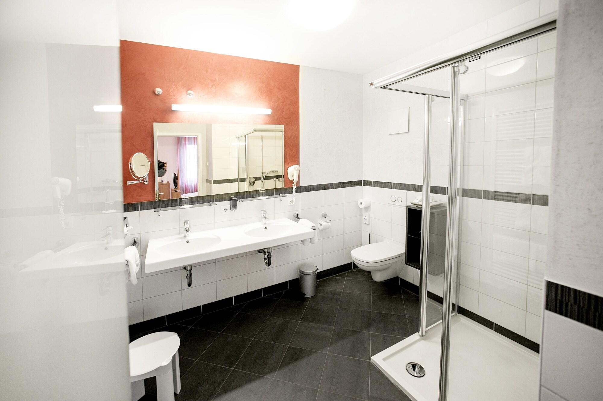 Hotel Weisses Lamm ไฟท์ชืนไฮม์ ภายนอก รูปภาพ