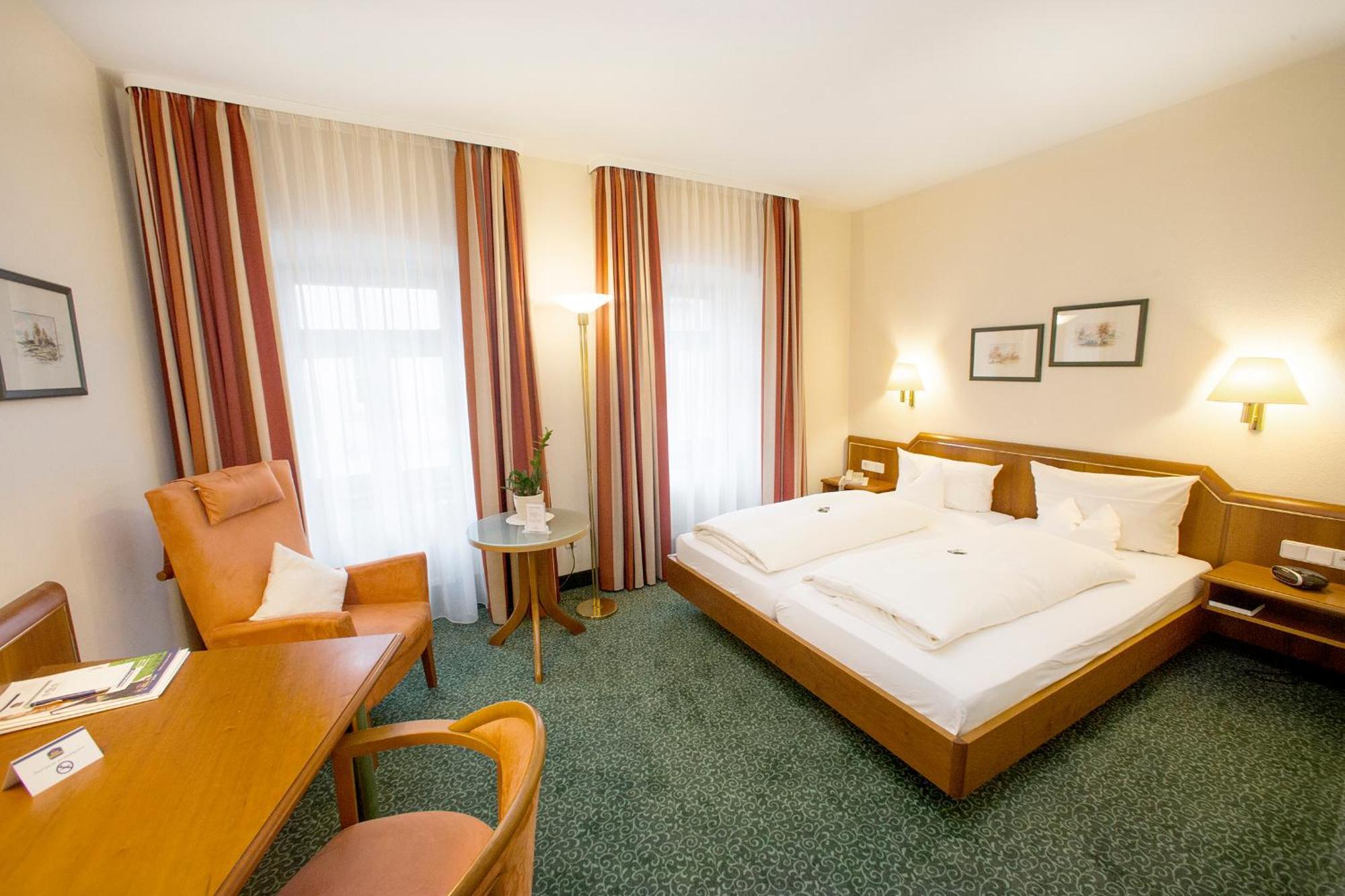 Hotel Weisses Lamm ไฟท์ชืนไฮม์ ภายนอก รูปภาพ
