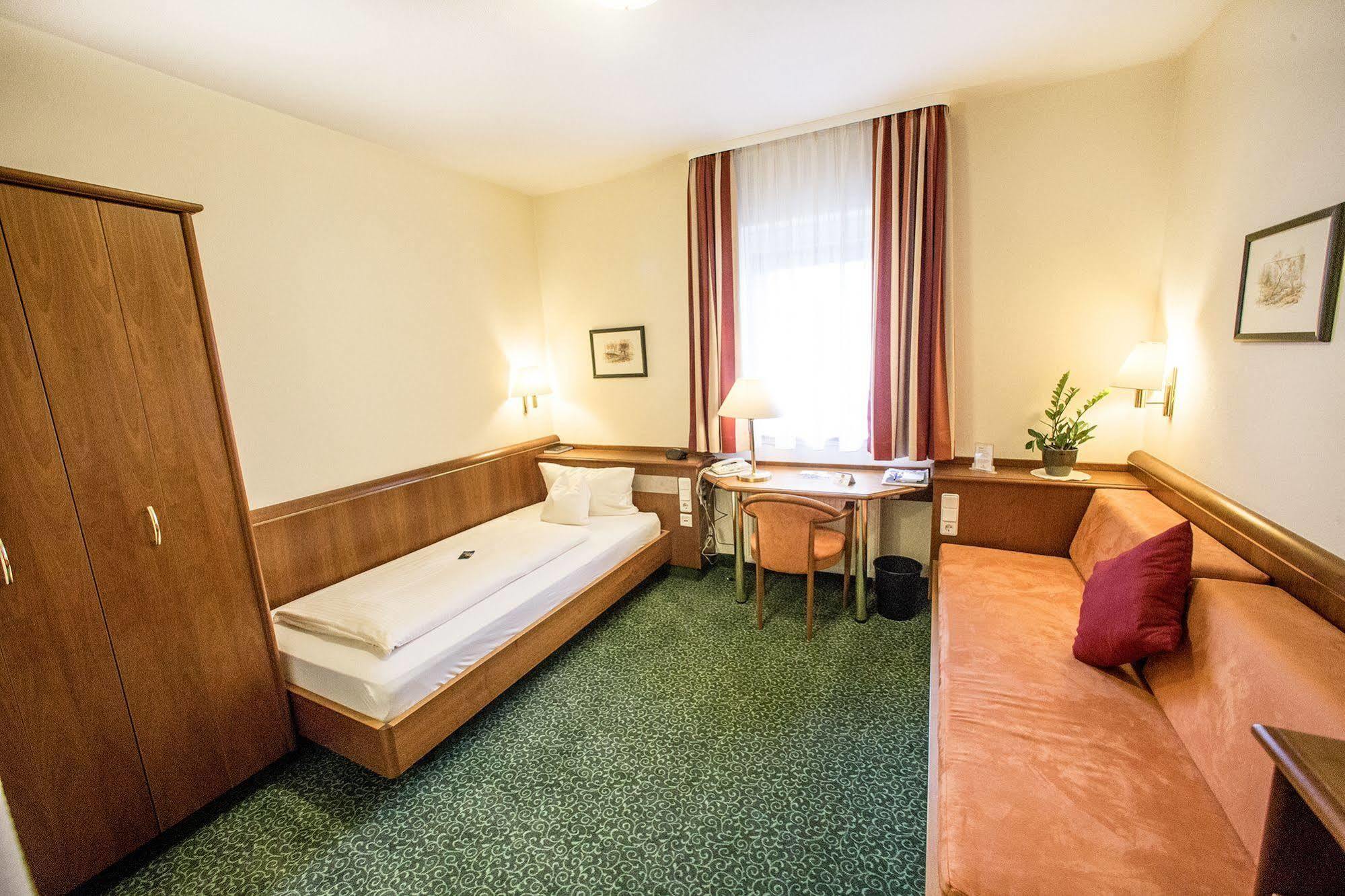 Hotel Weisses Lamm ไฟท์ชืนไฮม์ ภายนอก รูปภาพ
